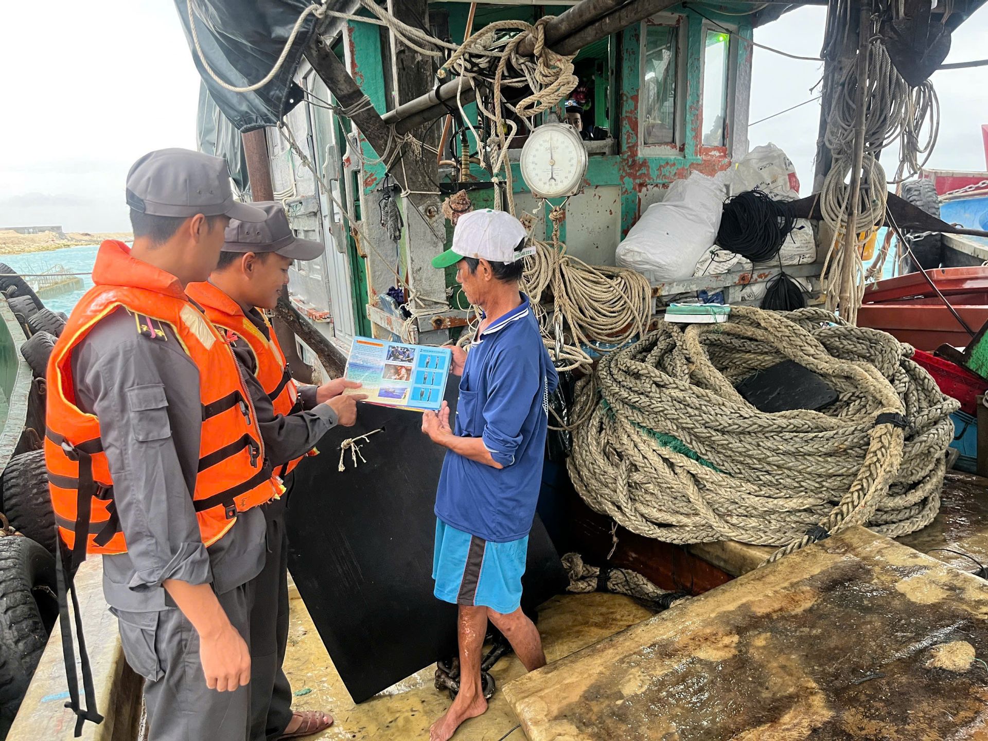 Tuyên truyền ngư dân đang khai thác thủy sản trên khu vực biển Phú Quý Tuyên truyền ngư dân đang khai thác thủy sản trên khu vực biển Phú Quý