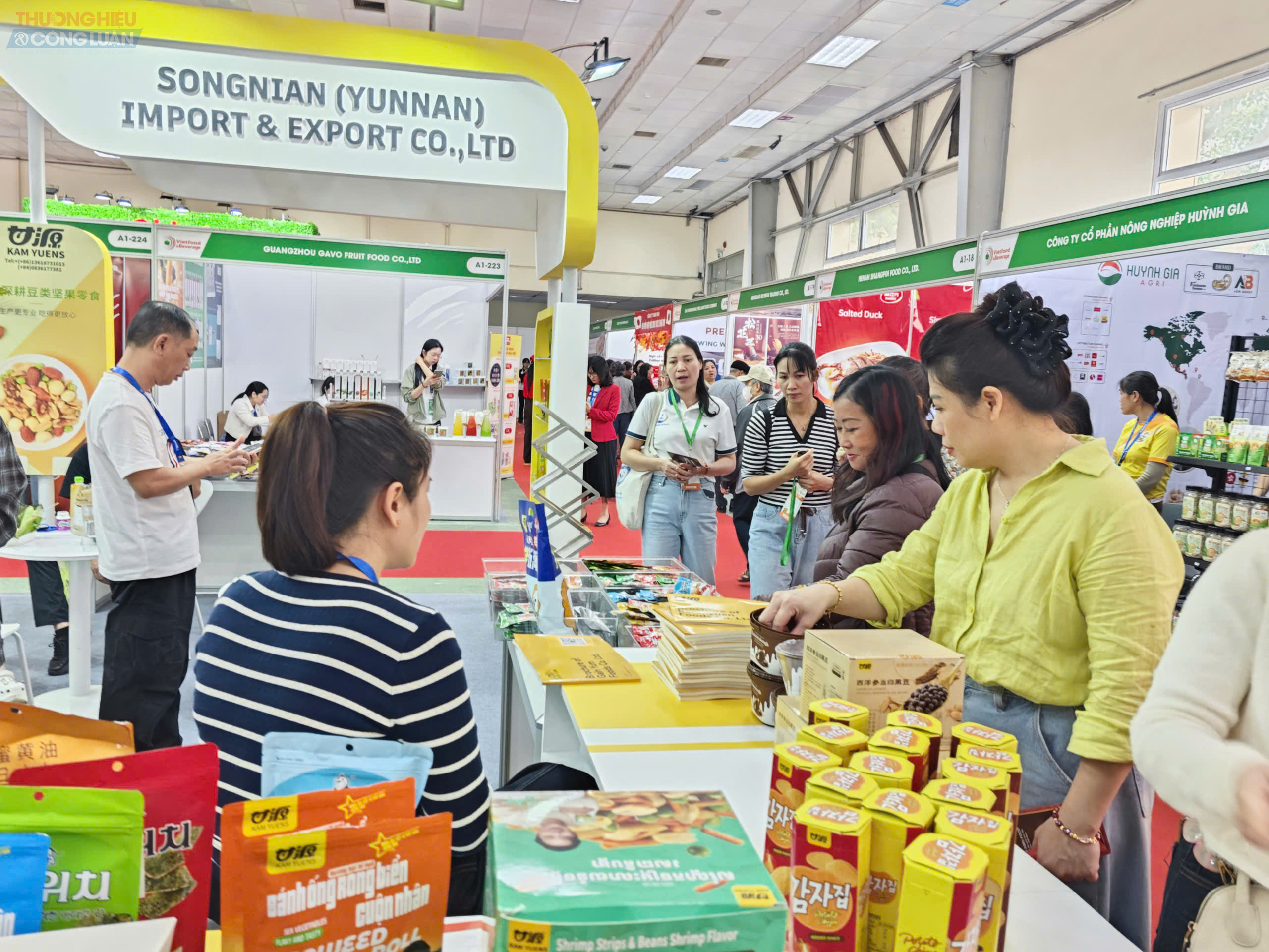 Du lịch hồi phục kéo doanh thu bán lẻ và dịch vụ tiêu dùng tăng mạnh