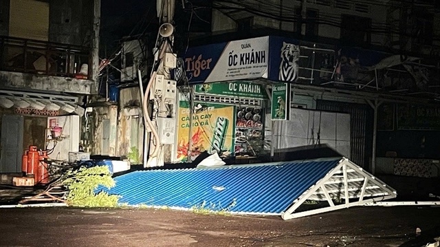 Mái nhà bị gió bão cuốn bay, rơi xuống lòng đường gây cản trở giao thông và tiềm ẩn nguy hiểm cho người đi lại.