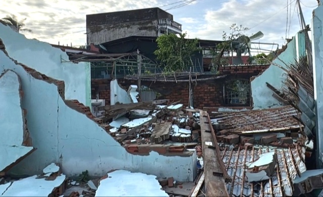 Nhiều ngôi nhà bị sập hoàn toàn sau khi bão số 13 đổ bộ, mái và tường bị cuốn đổ, nhiều vật dụng bị hư hại.