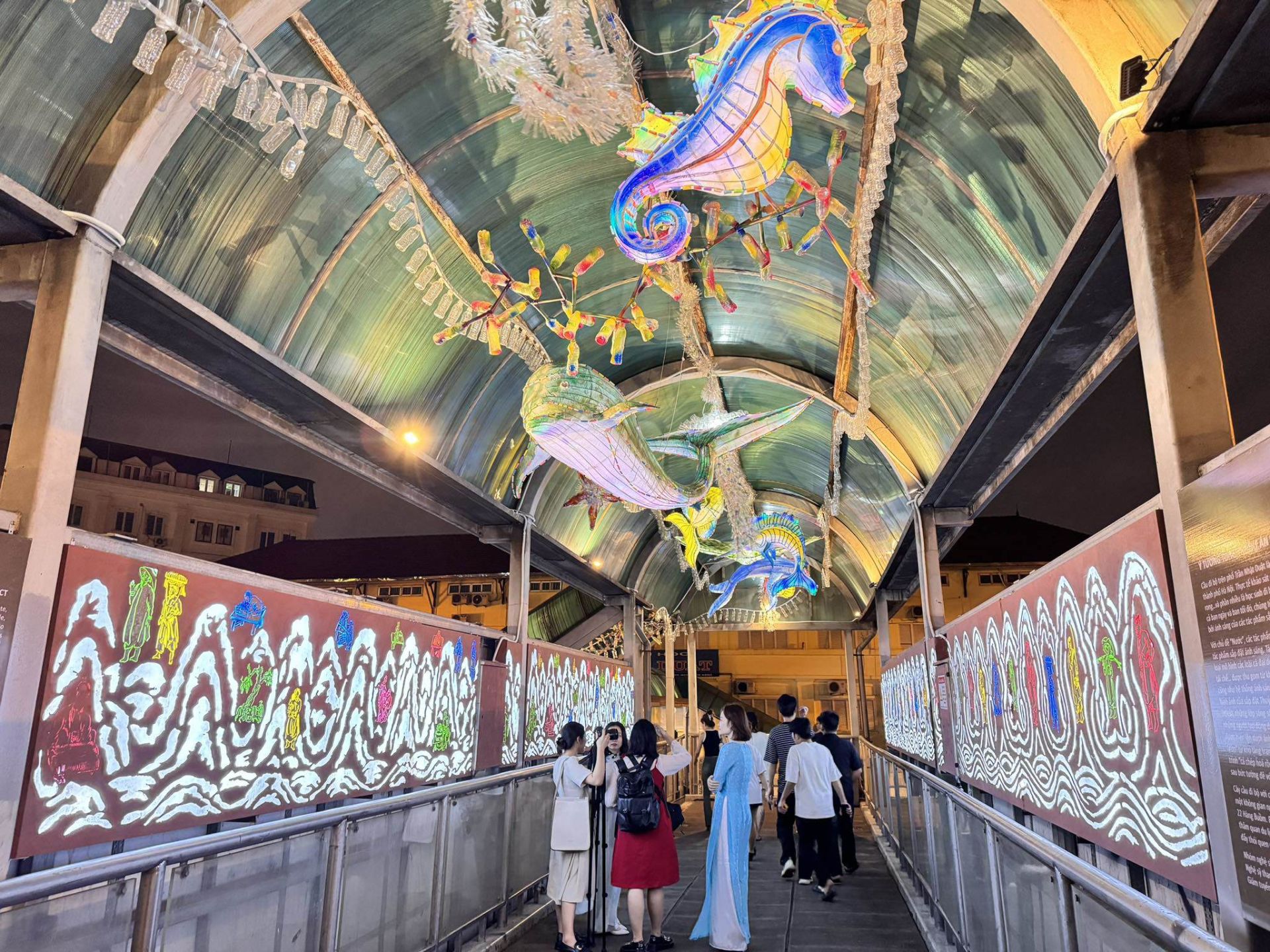 Ánh sáng kể chuyện Thủ đô: Hà Nội thử nghiệm chiếu sáng nghệ thuật tại cầu đi bộ Trần Nhật Duật