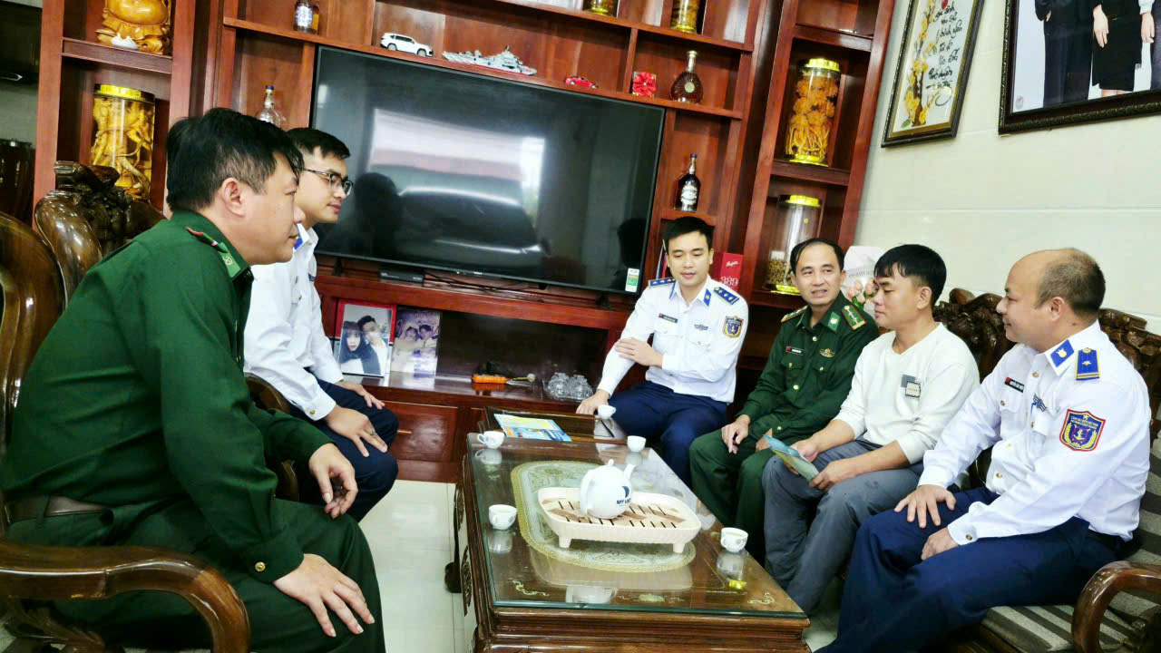 Cảnh sát biển cùng Biên phòng cùng đến tận nhà ông Nguyễn Văn Dũng chủ tàu HT 90476 -TS ở Xã Đan Hải, tỉnh Hà Tĩnh để tuyên truyền IUU.