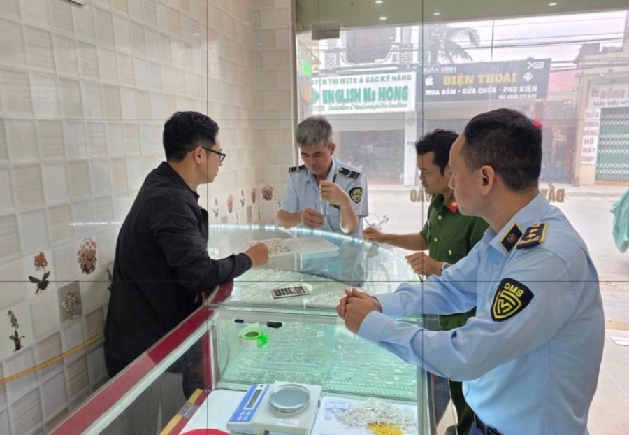 Lực lượng QLTT tỉnh Thanh Hóa kiểm tra cơ sở kinh doanh vàng