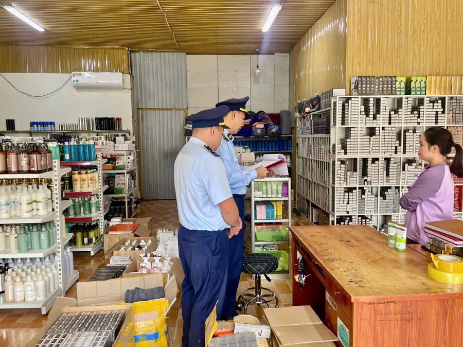 Lực lượng QLTT tỉnh Tuyên Quang kiểm tra hàng hóa tại cơ sở kinh doanh