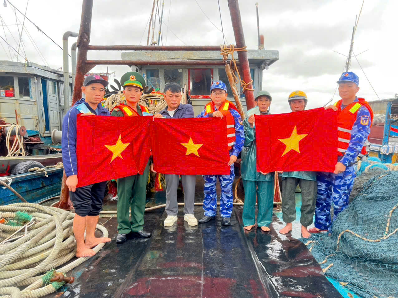 Bộ Tư lệnh Vùng Cảnh sát biển 1: “Đến tận nhà, ra tận bến” tuyên truyền chống khai thác IUU