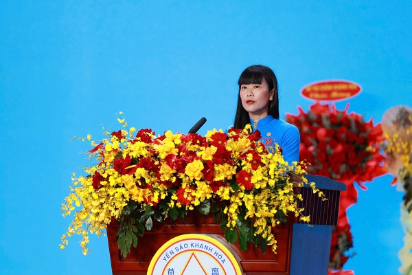 Bà Trịnh Thị Hồng Vân- Chủ tịch HĐTV Công ty Yến sào Khánh Hòa đọc diễn văn kỷ niệm