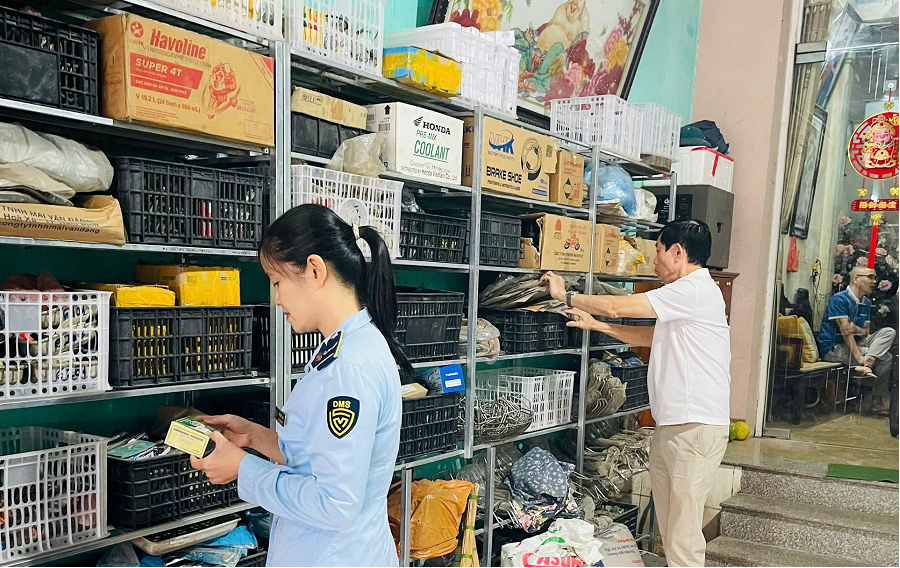 Lực lượng QLTT tỉnh Phú Thọ kiểm tra hàng hóa tại cơ sở kinh doanh