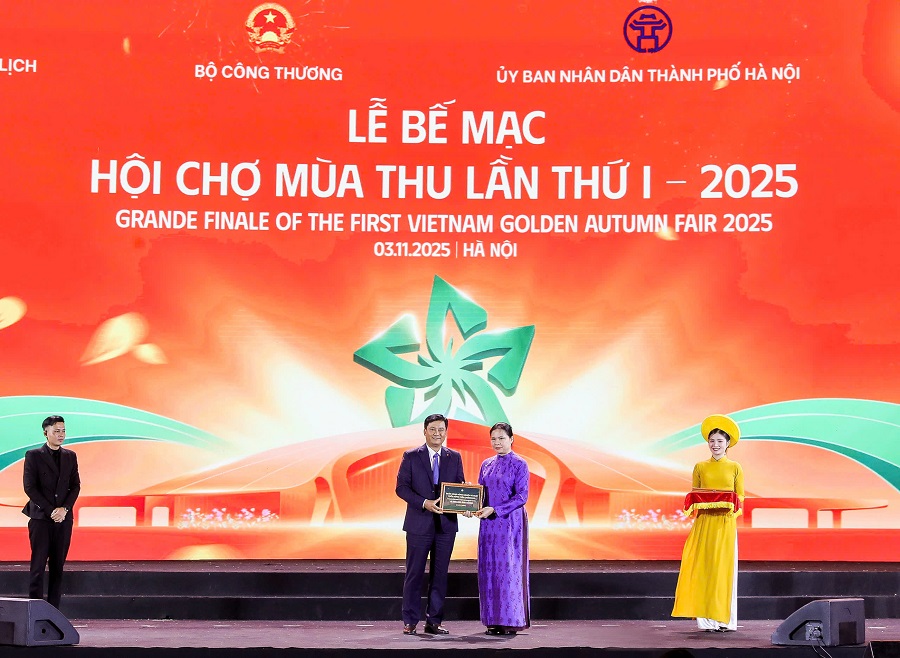 Tổng Giám đốc Agribank Phạm Toàn Vượng đã trao hỗ trợ an sinh xã hội trị giá 10 tỷ đồng tiếp tục gửi tới đồng bào bị ảnh hưởng bởi mưa lũ vừa qua Tổng Giám đốc Agribank Phạm Toàn Vượng đã trao hỗ trợ an sinh xã hội trị giá 10 tỷ đồng tiếp tục gửi tới đồng bào bị ảnh hưởng bởi mưa lũ vừa qua