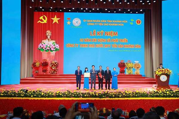 Trao bằng khen của Thủ Tướng Chính Phủ cho Công ty Yến sào Khánh Hòa