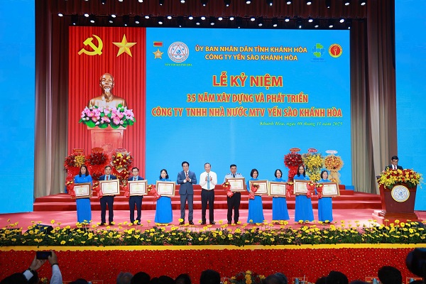 Tặng kỷ niệm chương 35 năm cho cán bộ công nhân viên