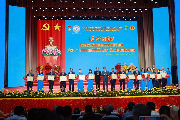 Tặng bằng khen cho đơn vị cá nhân có thành tích