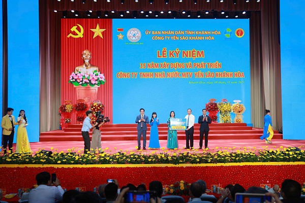 Trao nhà Đại đoàn kết cho người nghèo