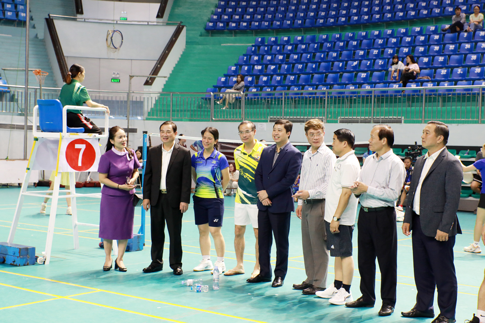 Các đồng chí: Dương Quốc Huy, Vũ Trí Hải động viên các vận động viên tham gia giải.