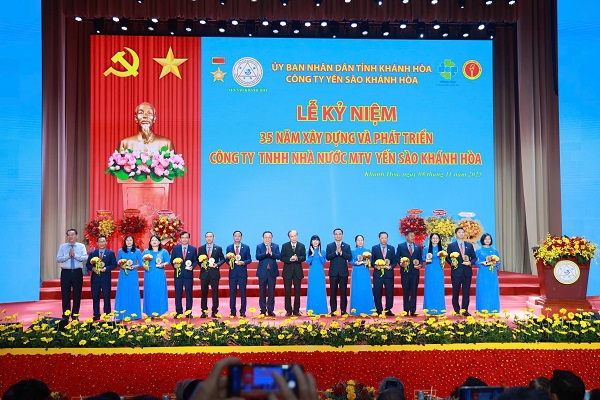 Lãnh đạo Công ty Yến sào Khánh Hòa qua các thời kỳ chụp ảnh lưu niệm với Lãnh đạo Công ty và các đơn vị trực thuộc