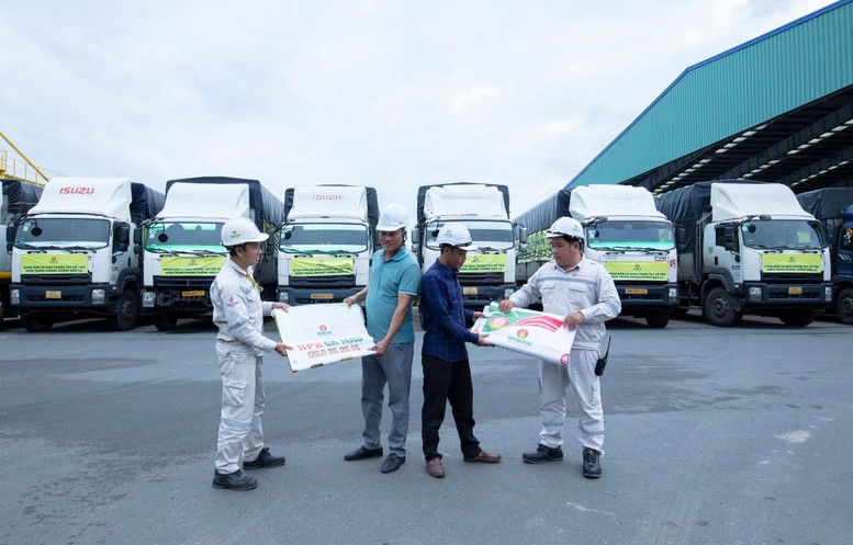 Tập thể PVCFC huy động lực lượng, gấp rút chuyển vật tư hỗ trợ từ Nhà máy Đạm Cà Mau đến các điểm chịu ảnh hưởng bão lũ