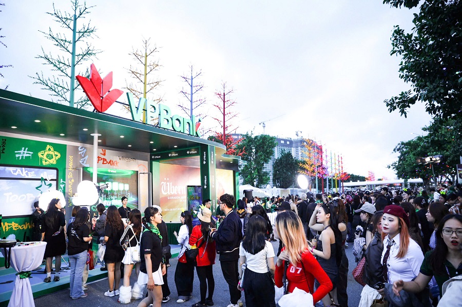 “Biển người” đổ về concert G-DRAGON – khu vực check-in biến thành sàn diễn thời trang