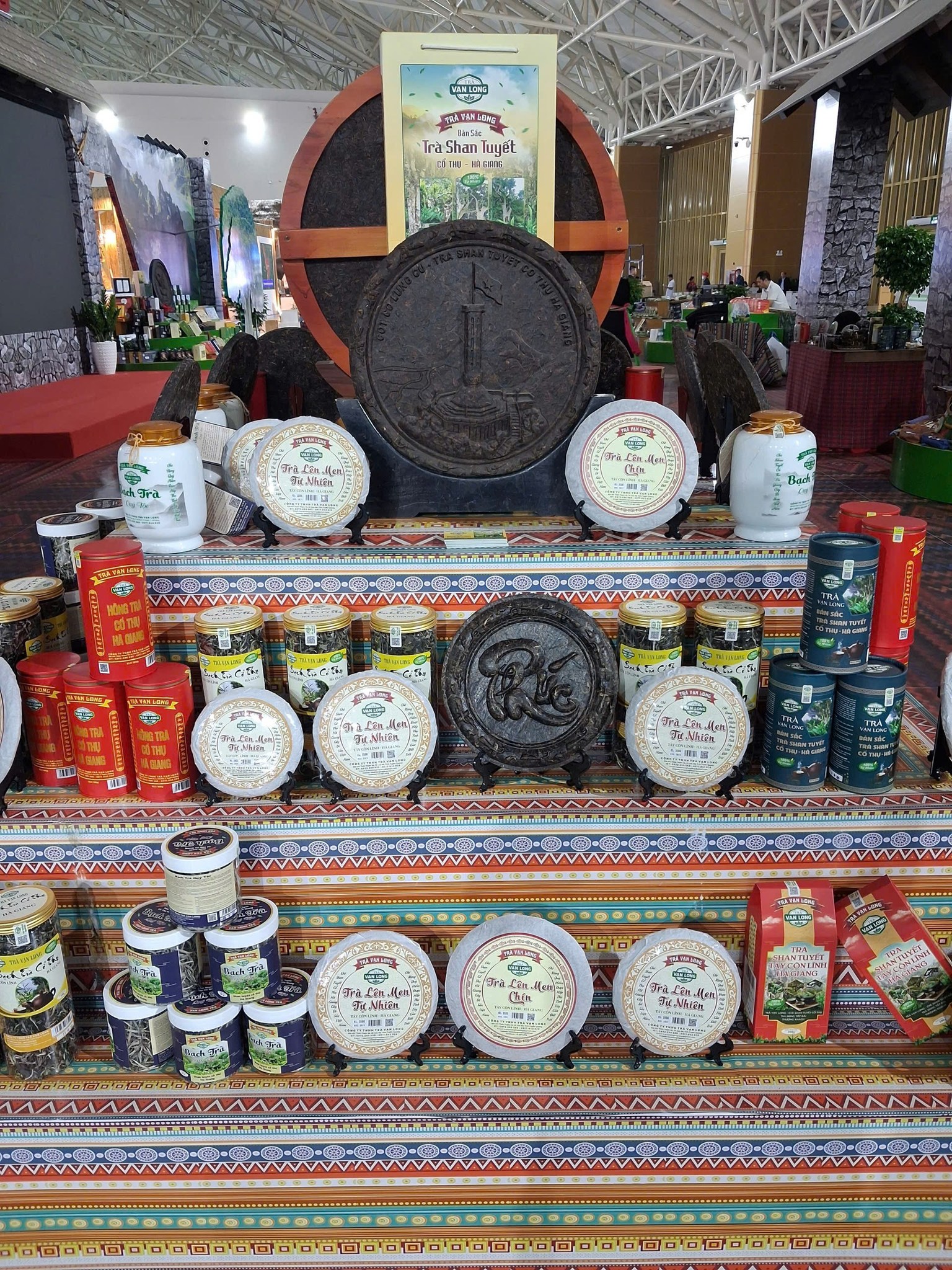 Đến với Hội chợ, Công ty TNHH Trà Vạn Long đã mang tới nhiều sản phẩm đặc sắc nhằm giới thiệu các sản vật từ đỉnh núi Tây Côn Lĩnh