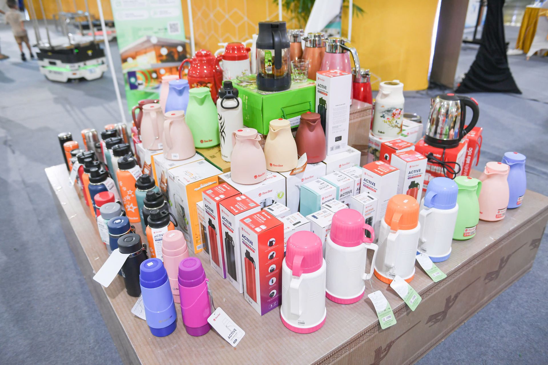 Những sản phẩm tiện dụng trong cuộc sống tại quầy h&agrave;ng của Rạng Đ&ocirc;ng.