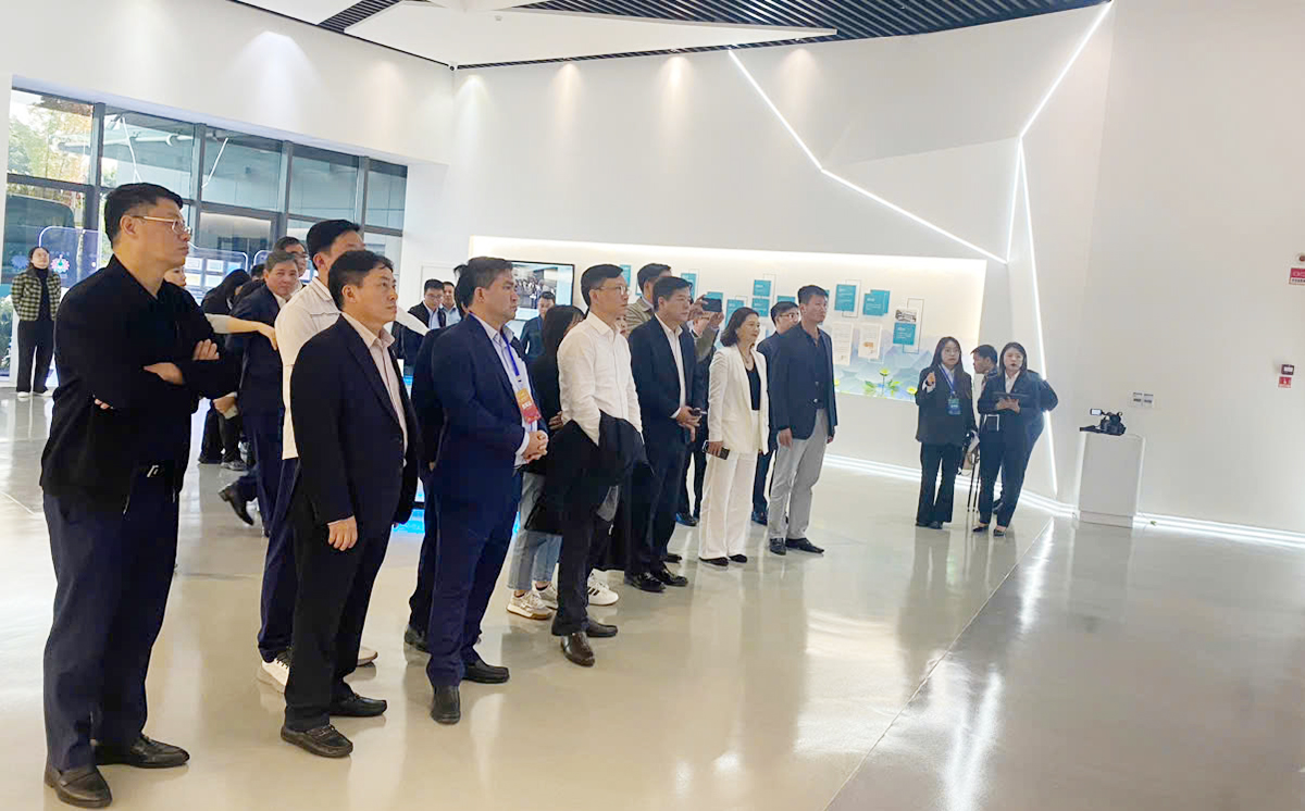 Đoàn công tác của Việt Nam thăm Tập đoàn sản xuất Tam thất Văn Sơn (tỉnh Văn Nam, Trung Quốc)