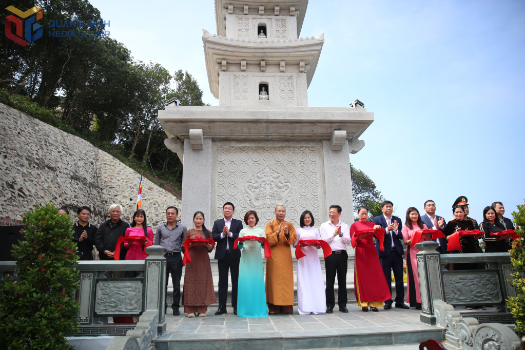 Các đại biểu cắt băng khánh thành Bảo tháp “Đại Việt”. Các đại biểu cắt băng khánh thành Bảo tháp “Đại Việt”.