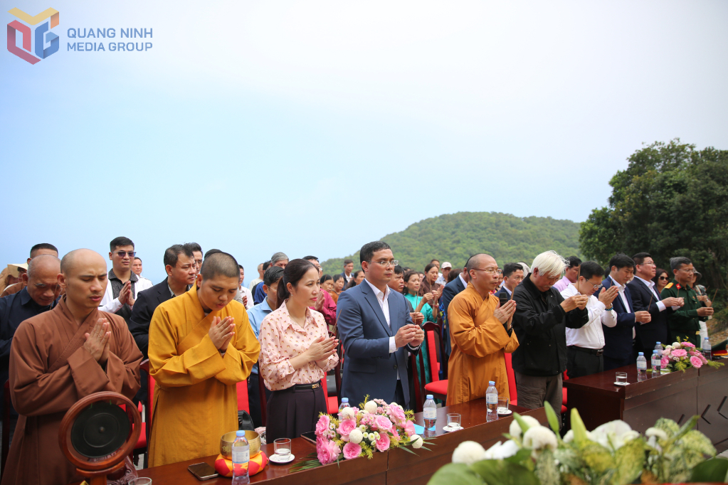 Các đại biểu cử hành nghi thức dâng hương cầu nguyện Quốc thái dân an. Các đại biểu cử hành nghi thức dâng hương cầu nguyện Quốc thái dân an.