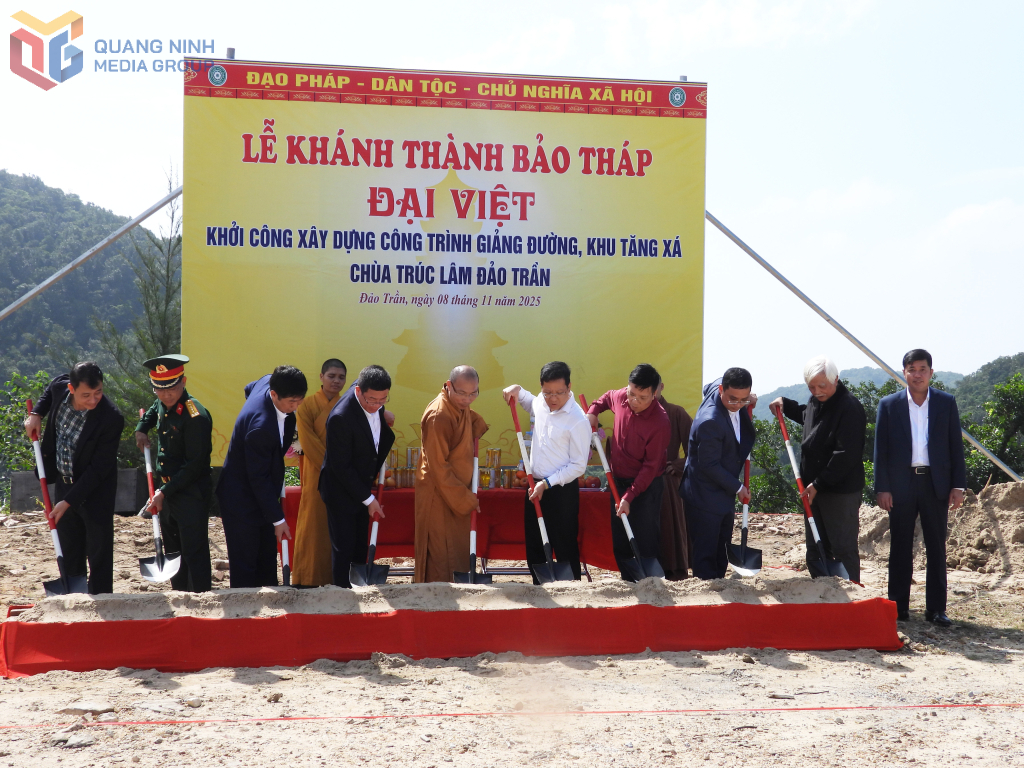 Các đại biểu tiến hành nghi lễ khởi công xây dựng Giảng đường và khu Tăng xá chùa Trúc Lâm đảo Trần. Các đại biểu tiến hành nghi lễ khởi công xây dựng Giảng đường và khu Tăng xá chùa Trúc Lâm đảo Trần.