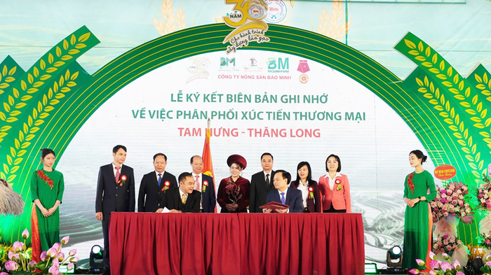 Tại buổi lễ, Xã Tam Hưng và Công ty Thăng Long đã ký kết biên bản ghi nhớ về việc phân phối xúc tiến thương mại