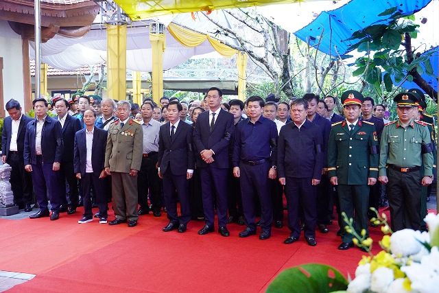 Các đại biểu đến dự buổi lễ truy điệu và an táng các liệt sĩ tại Hang Tám Cô.