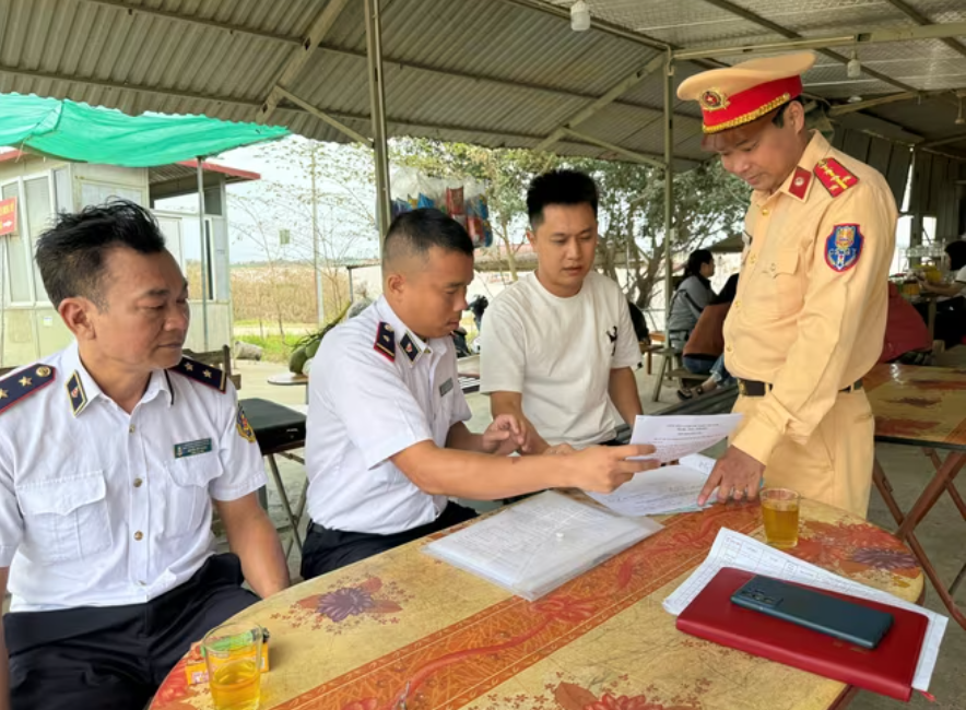 Lực lượng chức năng tuyên truyền, vận động chủ bến bãi, phương tiện chấp hành quy định bảo đảm trật tự an toàn giao thông đường thủy. Ảnh: HH