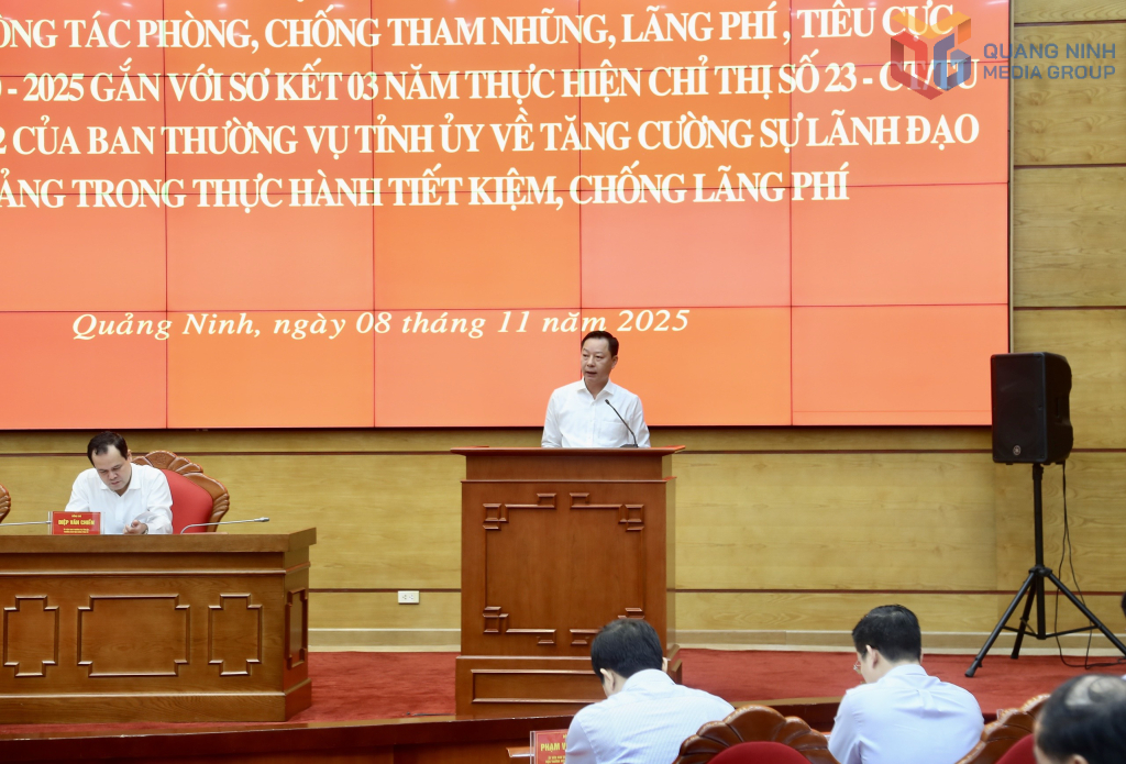 Ông Lê Văn Ánh, Phó Chủ tịch UBND tỉnh Quảng Ninh, phát biểu thảo luận tại hội nghị. Ông Lê Văn Ánh, Phó Chủ tịch UBND tỉnh Quảng Ninh, phát biểu thảo luận tại hội nghị.