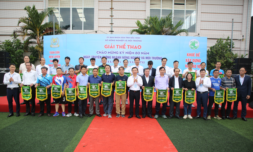 Ban Tổ chức trao cơ lưu niệm cho đại diện các đơn vị tham dự hội thao.