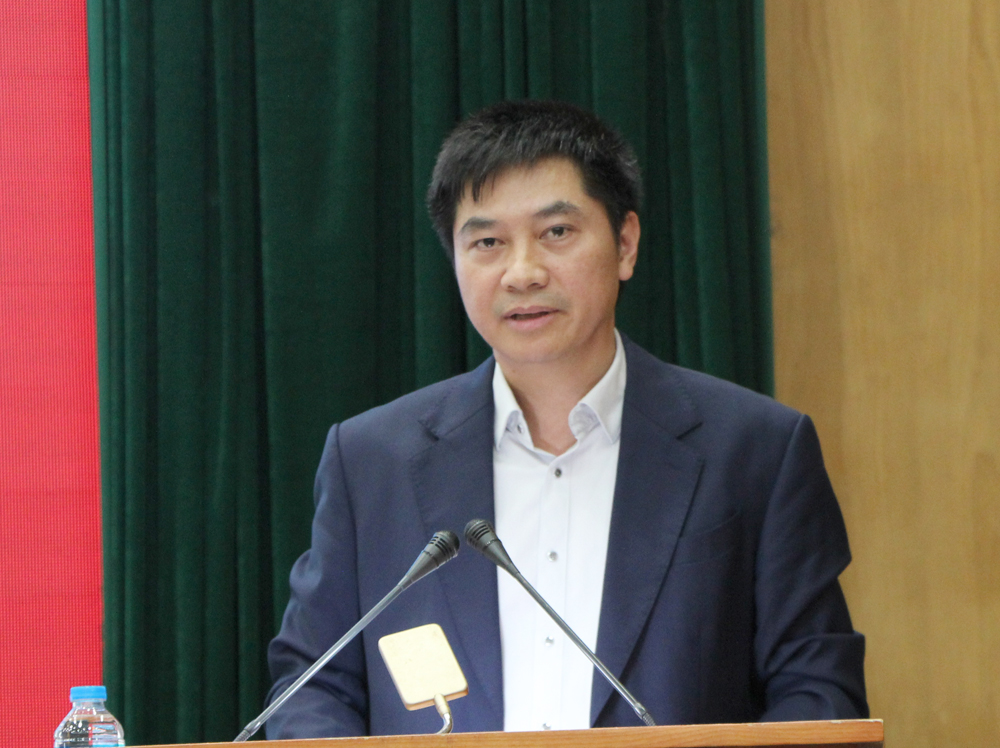 Đồng chí Nguyễn Văn Hưởng, Phó Giám đốc Sở Tài chính nêu tình hình phát triển kinh tế - xã hội cũng như quan điểm thu hút đầu tư của tỉnh.