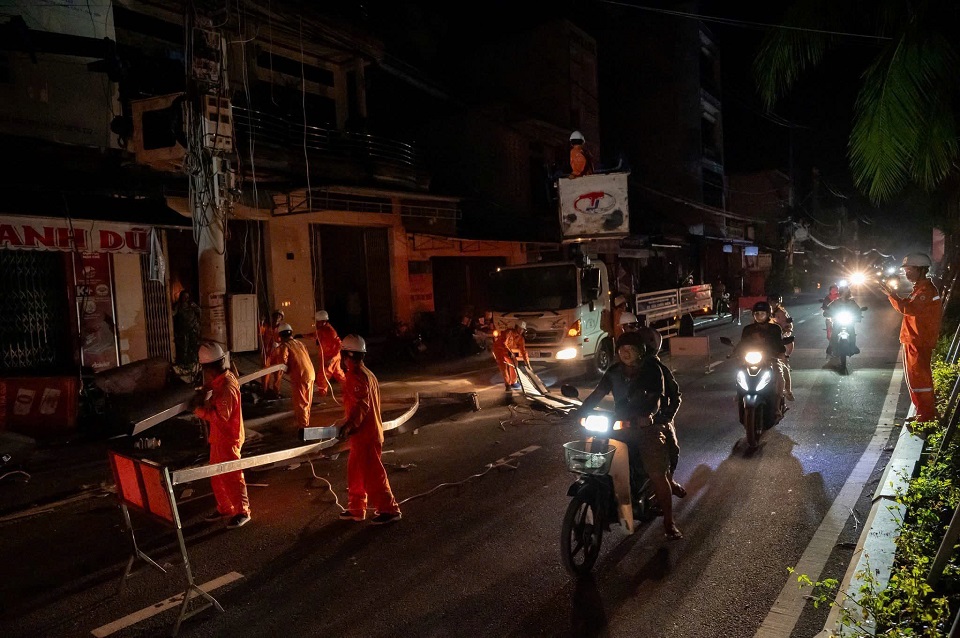 Khẩn trương cấp điện trở lại cho Nhân dân sau bão số 13