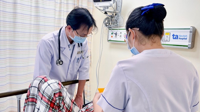 Bệnh nhân bị ngộ độc thực phẩm được bác sĩ Bệnh viện đa khoa Tâm Anh thăm khám ngày 7/11