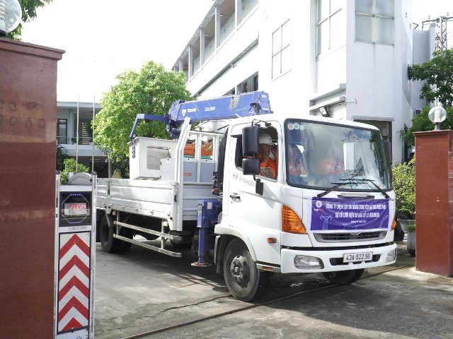 Đội xe v&agrave; nh&acirc;n lực của EVNCPC xuất ph&aacute;t l&ecirc;n đường chi viện khắc phục sự cố lưới điện sau b&atilde;o.