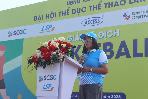 Bà Bùi Thị Thu Hương, Phó Chủ tịch UBND xã Long Sơn phát biểu tại lễ khai mạc giải