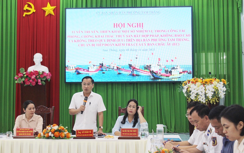 Ông Lê Xuân Tú, Chủ tịch UBND phường Tam Thắng chủ trì, phát biểu tại hội nghị