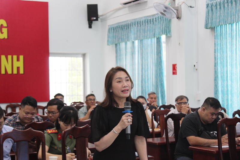 Bà Lê Thị Ngọt, Giám đốc Công ty Hải sản Xanh Vũng Tàu nêu khó khăn, vướng mắc của bà con ngư dân