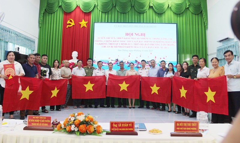 UBND phường Tam Thắng trao Quyết định thành lập Tổ tàu thuyền an toàn và trao cờ tổ quốc cho bà con ngư dân