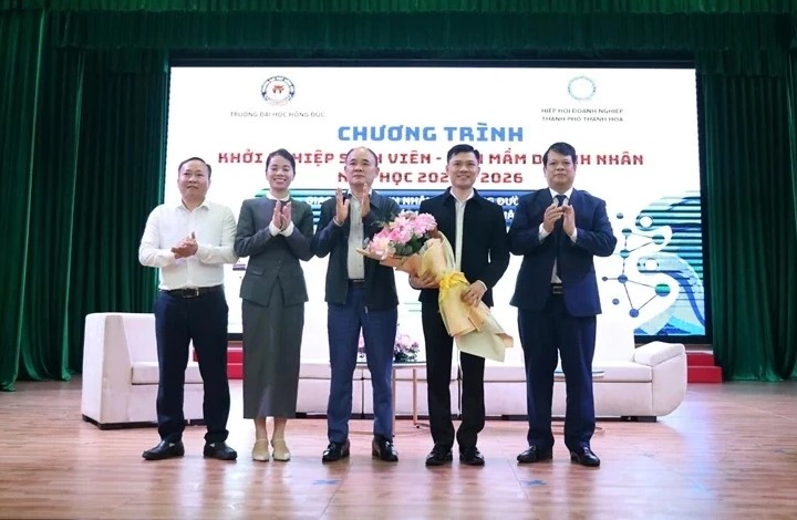Đại diện Trường Đại học Hồng Đức tặng hoa cảm ơn Hiệp hội Doanh nghiệp TP Thanh Hóa đã đồng hành cùng chương trình.