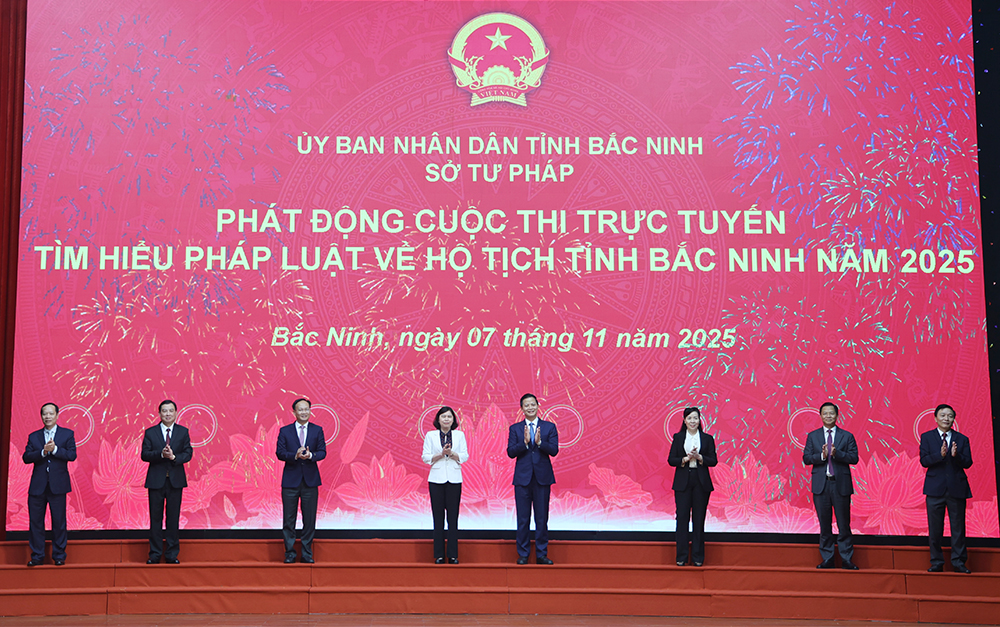 Các đại biểu khởi động cuộc thi trực tuyến Các đại biểu khởi động cuộc thi trực tuyến