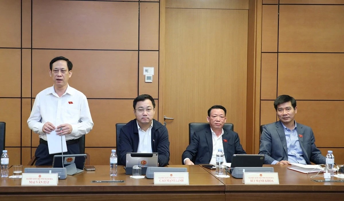 ĐBQH Mai Văn Hải tham gia ph&aacute;t biểu tại tổ.