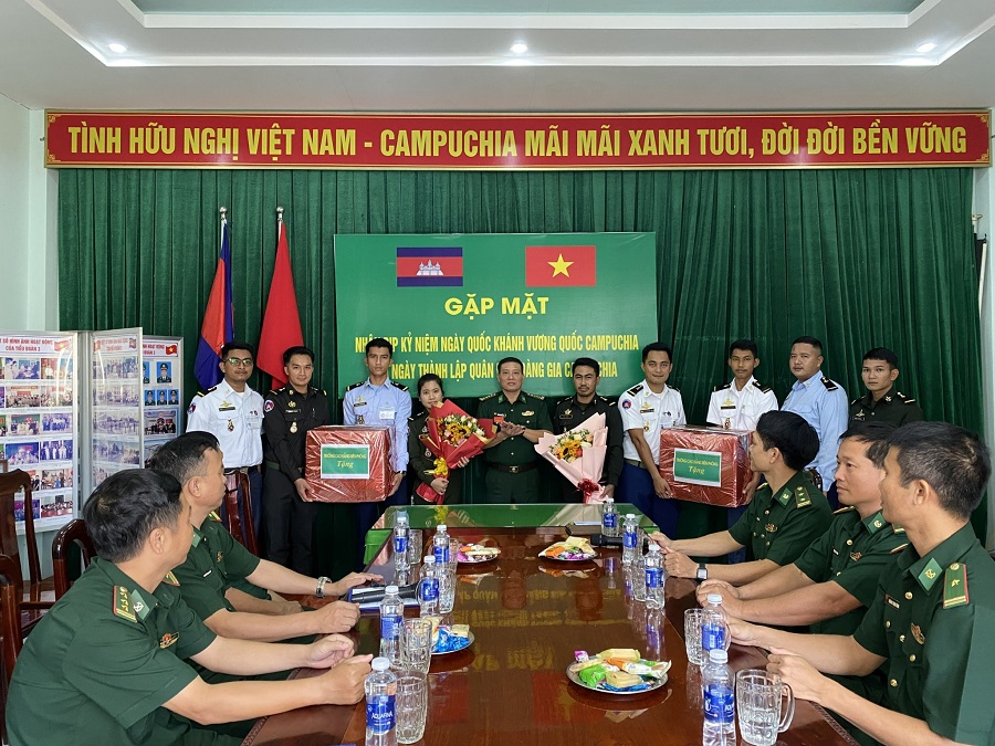 Lãnh đạo Trường CĐBP tặng hoa, quà chúc mừng học viên Quân đội Hoàng gia Campuchia