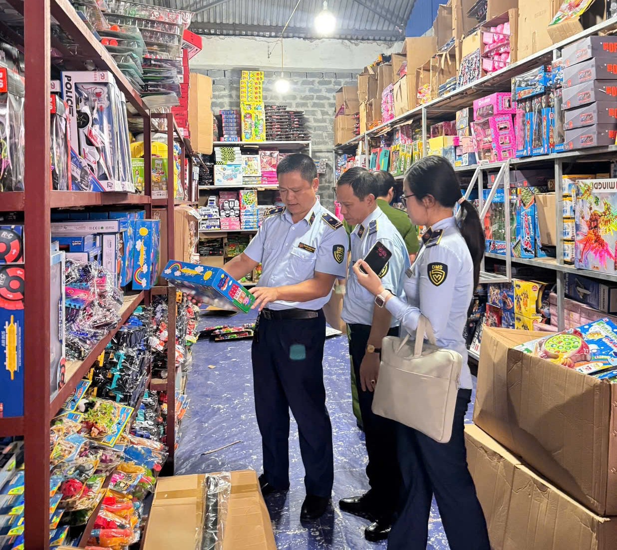 Kiểm tra hàng hóa có dấu hiệu vi phạm