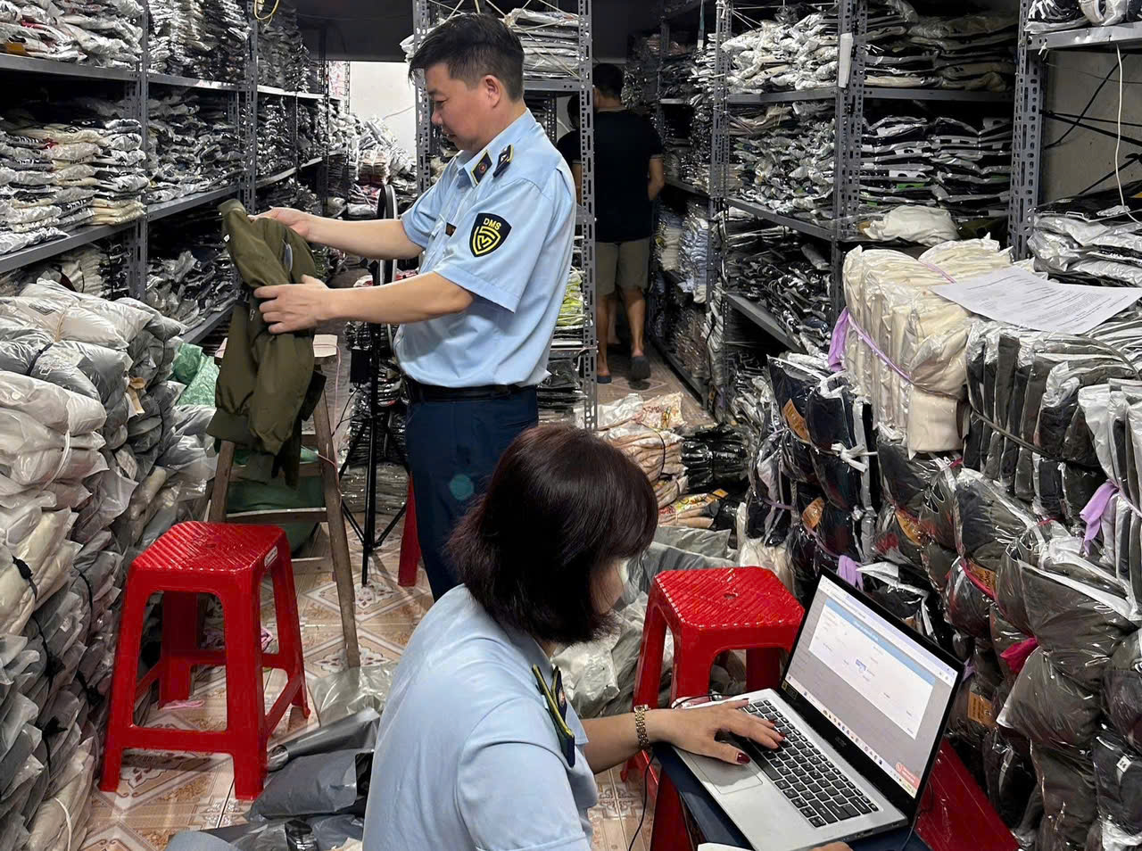 Lực lượng QLTT Ninh Bình kiểm tra hàng hóa