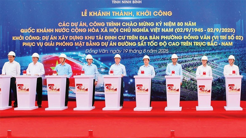 Các đại biểu thực hiện nghi thức khởi công Dự án Xây dựng khu tái định cư trên địa bàn phường Đồng Văn, Ninh Bình Các đại biểu thực hiện nghi thức khởi công Dự án Xây dựng khu tái định cư trên địa bàn phường Đồng Văn, Ninh Bình