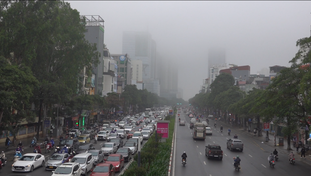 Đường phố Hà Nội mờ ảo trong làn sương và hơi ẩm dày đặc sáng sớm tháng 11