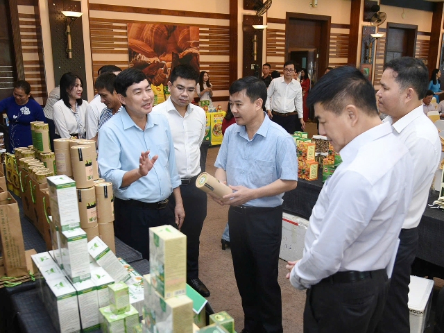 Tại diễn đàn có 12 sản phẩm OCOP đặc trưng của tỉnh được trưng bày.