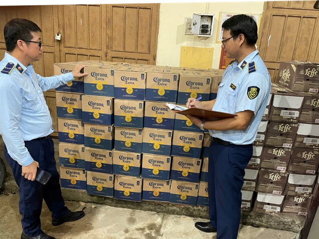 2.400 chai bia nhập lậu đang vận chuyển đi tiêu thụ bị lực lượng chức năng tỉnh Quảng Trị phát hiện, thu giữ.