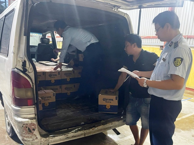 Lực lượng chức năng kiểm tra xe tải vận chuyển số lượng lớn bia nhập lậu.